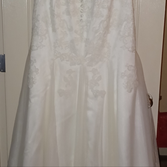 Wedding gown - Picture 3 of 5